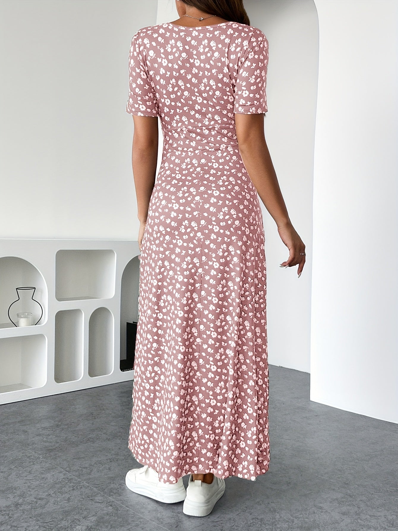 Élégance Florale – La Robe Parfaite pour les Jours Ensoleillés