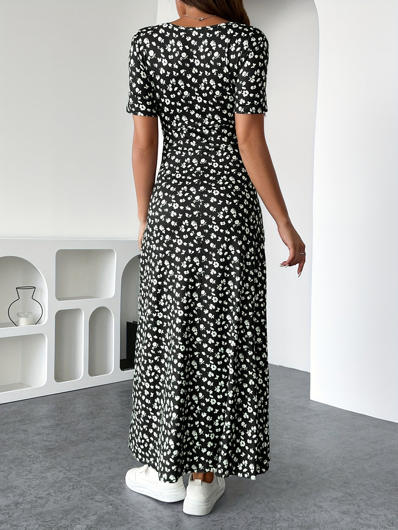 Élégance Florale – La Robe Parfaite pour les Jours Ensoleillés